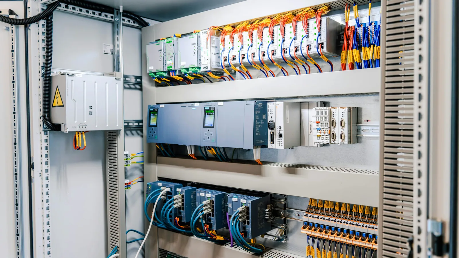 Danfoss VLT programming and PLC integration on a drive with fieldbus card in Saudi Arabia